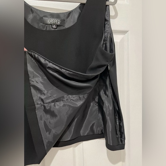 Kasper black sleeveless shell top.
Womens Sz.18. Fully lined.
Hidden side zipper - Picture 3 of 7